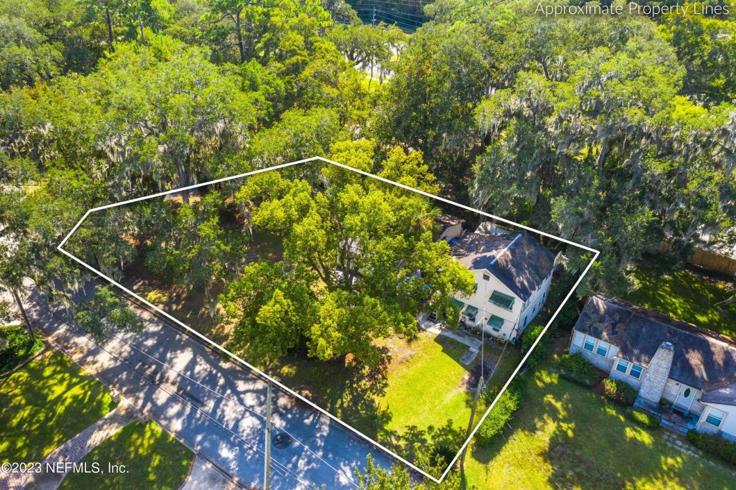 1206701 2832 Iroquois Avenue