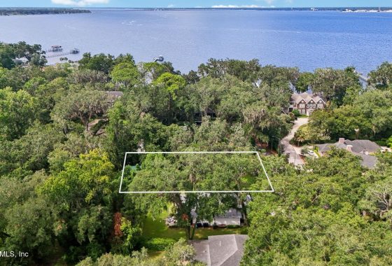 2103344 2222 Sedgwick Place