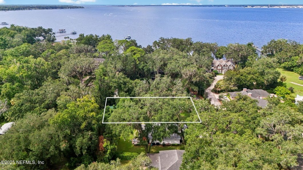 2103344 2222 Sedgwick Place